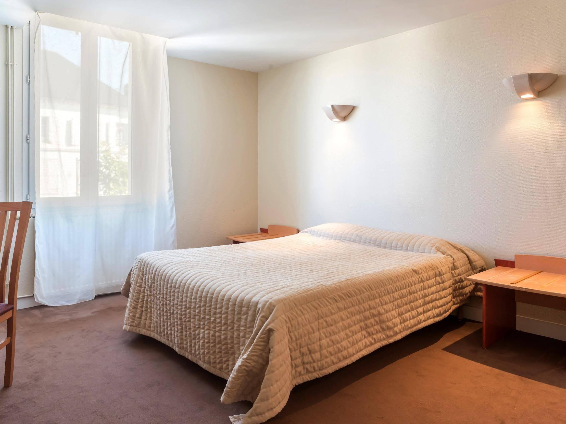Hotel Restaurant La Boule D'Or Barbezieux-Saint-Hilaire Екстер'єр фото