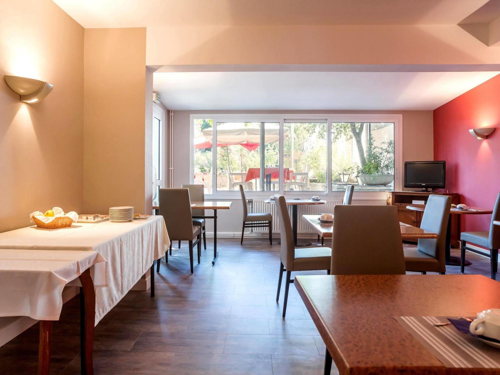 Hotel Restaurant La Boule D'Or Barbezieux-Saint-Hilaire Екстер'єр фото