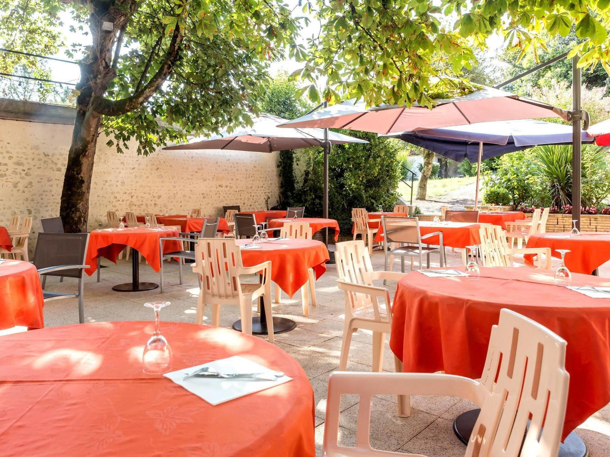 Hotel Restaurant La Boule D'Or Barbezieux-Saint-Hilaire Екстер'єр фото