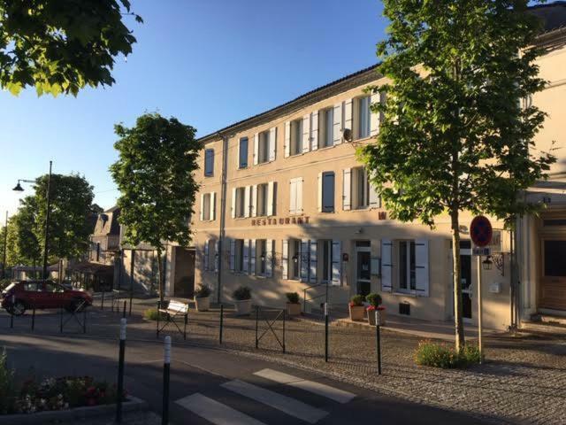 Hotel Restaurant La Boule D'Or Barbezieux-Saint-Hilaire Екстер'єр фото