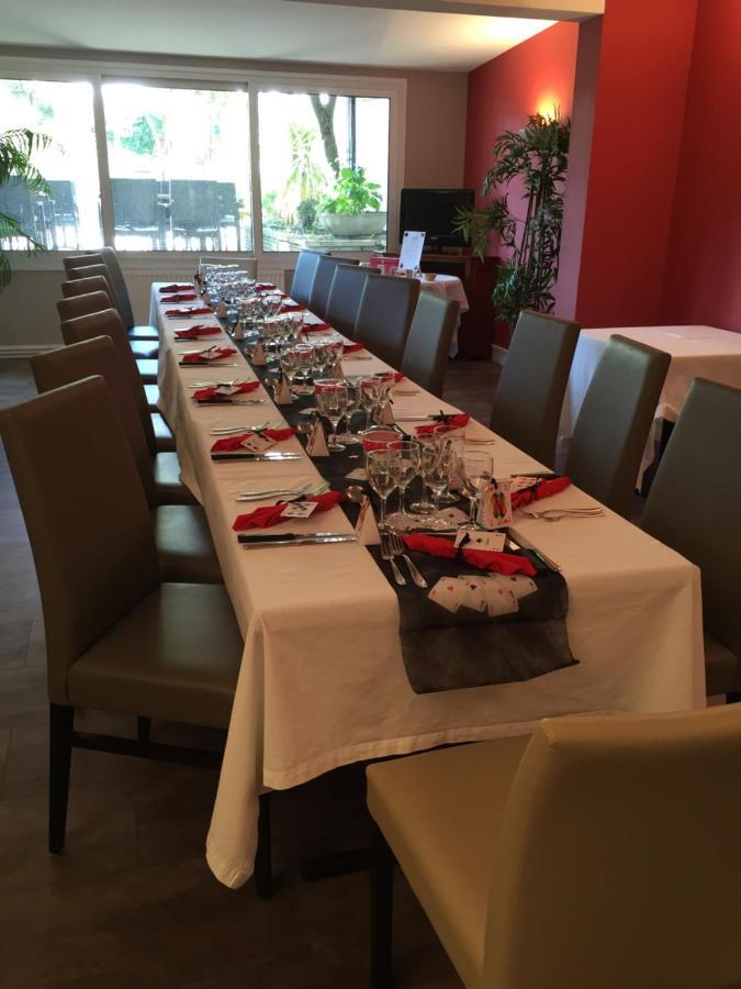 Hotel Restaurant La Boule D'Or Barbezieux-Saint-Hilaire Екстер'єр фото